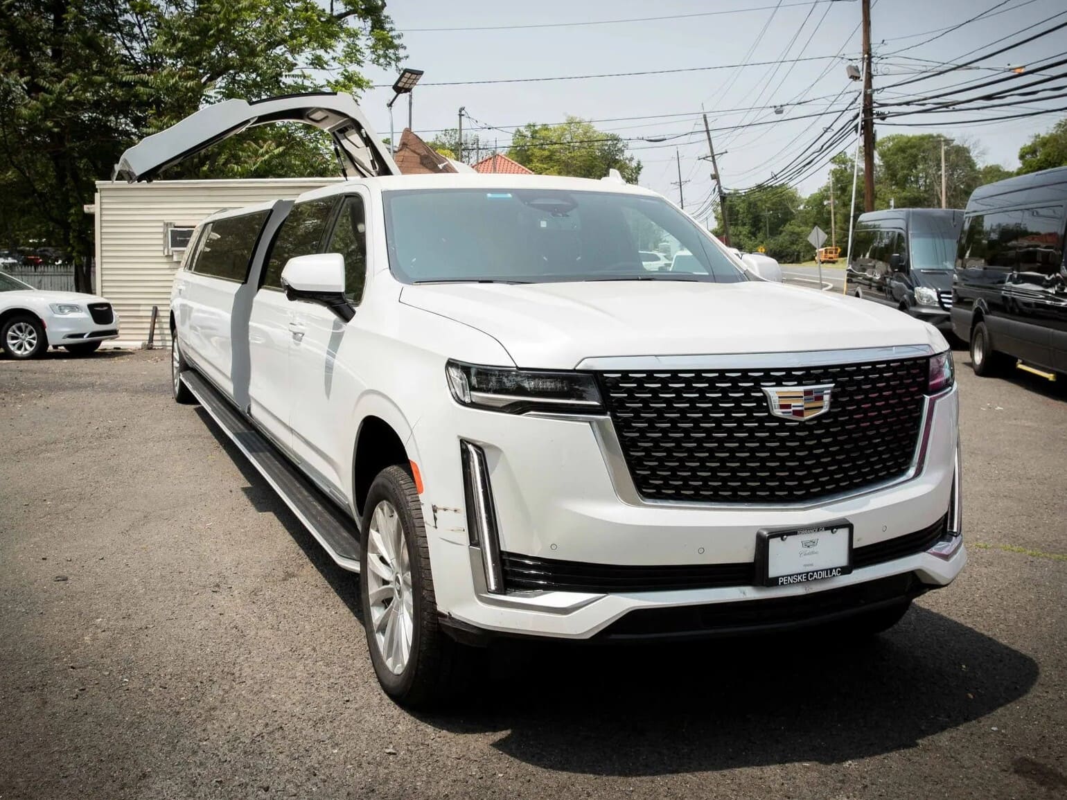 Escalade limo exterior
